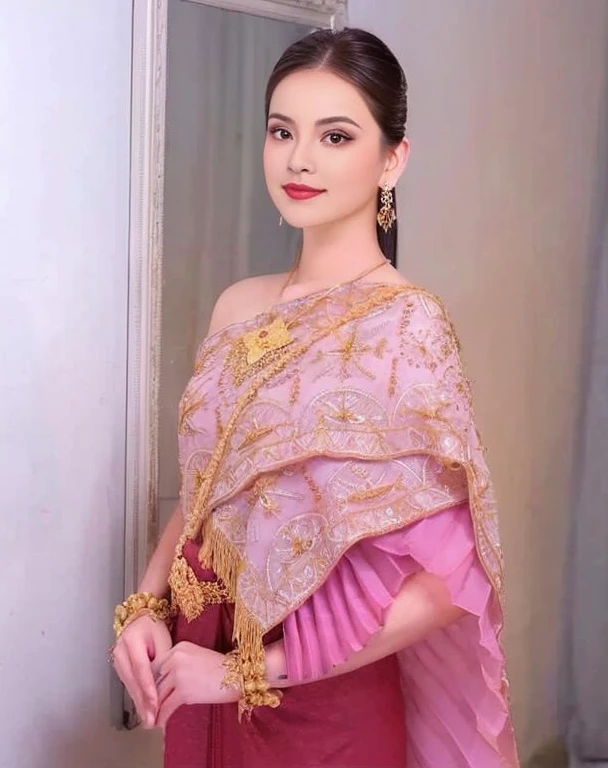 Araffe woman in gold dress With necklace and earrings, traditional beauty, traditional makeup, Southeast Asia that has existed for a long time, Niwan Chandra, Sukhothai dress, Dilraba Dilmurat, According to Thawan Duchanee's style, Southeast Asians with round faces, traditional, wearing traditional garb, traditional art, The beautiful female jade tailor Araffe woman, ผู้หญิงlong hairSoutheast Asians with round faces, Large bust measures 38 inches., Warm light, morning sun, long hair,black eyes,abdominal muscles, The body is beautiful and strong., thick hips, rounded chest, (digital painting, HDR, high contrast), 3d, 8K, 45,000,000 pixcls,Asian girl, Gorgeous Chinese model, Japanese model, beautiful asian woman, Japanese goddess, Very beautiful girl., beautiful young woman, very beautiful woman, Attractive and beautiful, sexy girl, Asian girl, beautiful female model, jaw-dropping beauty, Attractive, sexy, seductive face and body