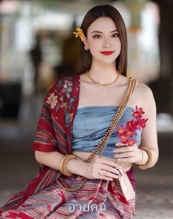 a close up of a woman in a pink dress with a gold ผ้าคลุมไหล่, Sukhothai dress, traditional beauty, Covered with purple and gold silk., Decorated with purple and gold silk., Niwan Chandra, traditional art, ผู้หญิงlong hairชาวเอเชียตะวันออกเฉียงใต้ที่มีใบหน้ากลม,  Large bust measures 38 inches., Warm light, morning sun,  long hair,black eyes,abdominal muscles, The body is beautiful and strong., thick hips, rounded chest, (digital painting, HDR, high contrast), 3d, 8K, 45,000,000 pixcls,Asian girl, Gorgeous Chinese model, Japanese model, beautiful asian woman, Japanese goddess, Very beautiful girl., beautiful young woman, very beautiful woman, Attractive and beautiful, sexy girl, Asian girl, beautiful female model, jaw-dropping beauty, Attractive, sexy, seductive face and body