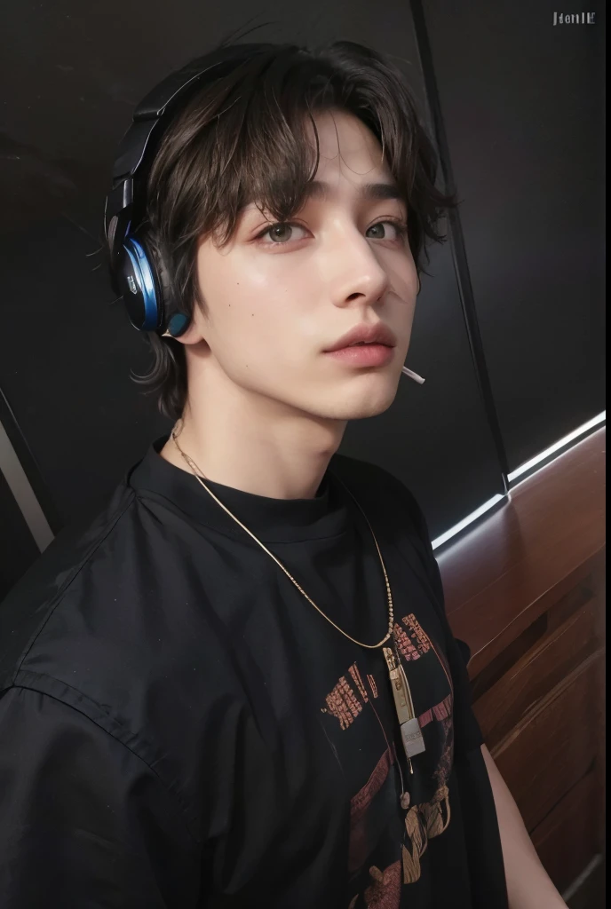 A close-up of a man with headphones on her head, Retrato Sophie Mudd, Anna Nikolanova aka Newmilky, BTS, com fones de ouvido, 18 anos, Delphine bonito, Jungkook, JK, moreno com cabelos loiros tingidos, 🤤 retrato do menino, 2 Modelo masculino de 4 anos, Jeon Jungkook, Modelo do Instagram