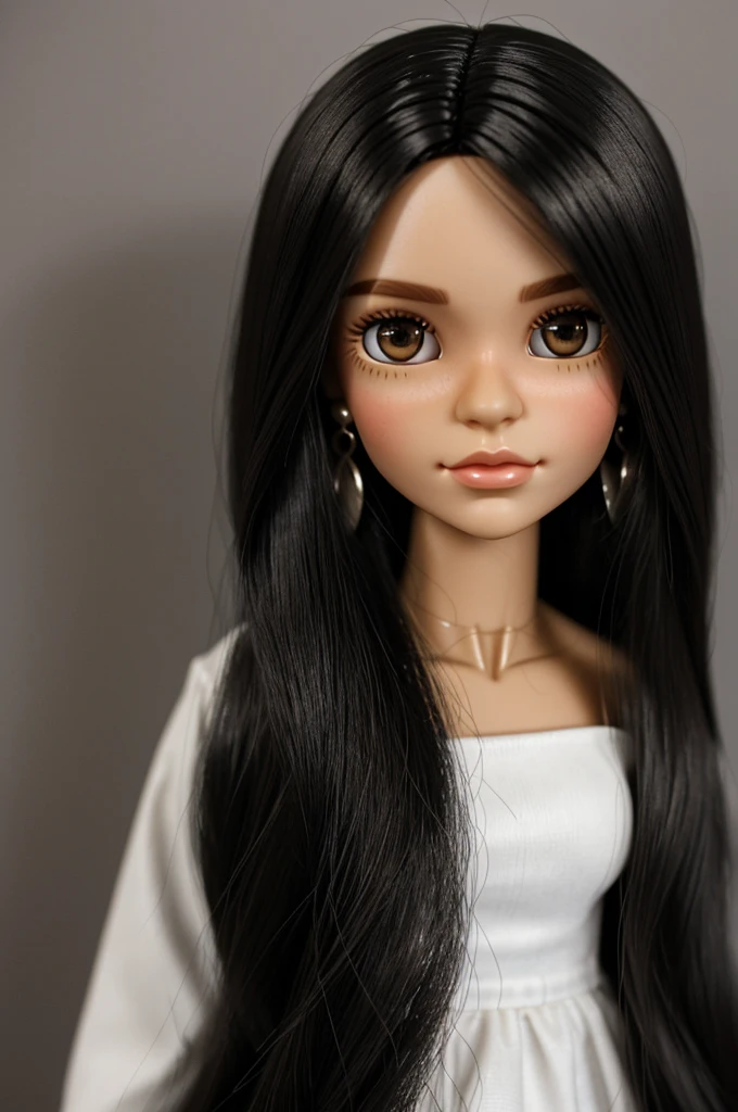 Blythe doll with these characteristics Clear, here is a physical description:

She is a young woman with long hair, straight and dark. He has light skin and his face has delicate features.. His lips are medium in size and slightly smiling.. She has dark eyes and is wearing earrings.