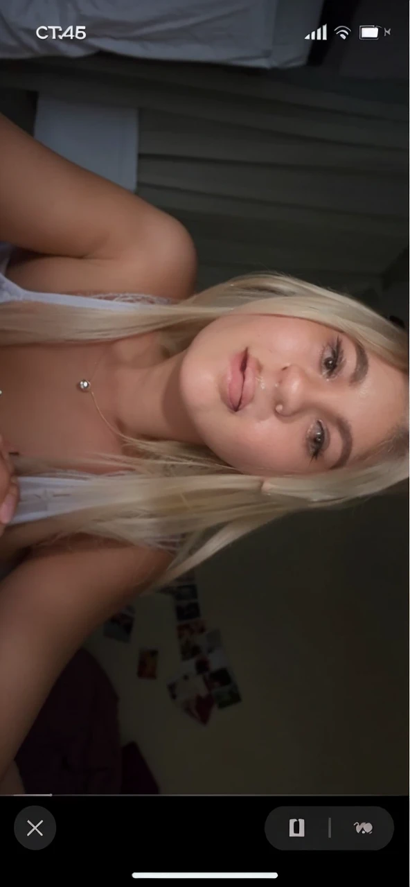 crée moi une photo d’une belle fille denviron 19ans, en etant un peu nue