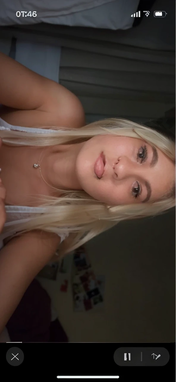 crée moi une photo d’une belle fille denviron 19ans, en etant un peu nue