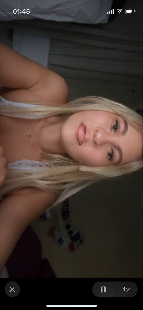 crée moi une photo d’une belle fille denviron 19ans, en etant un peu nue