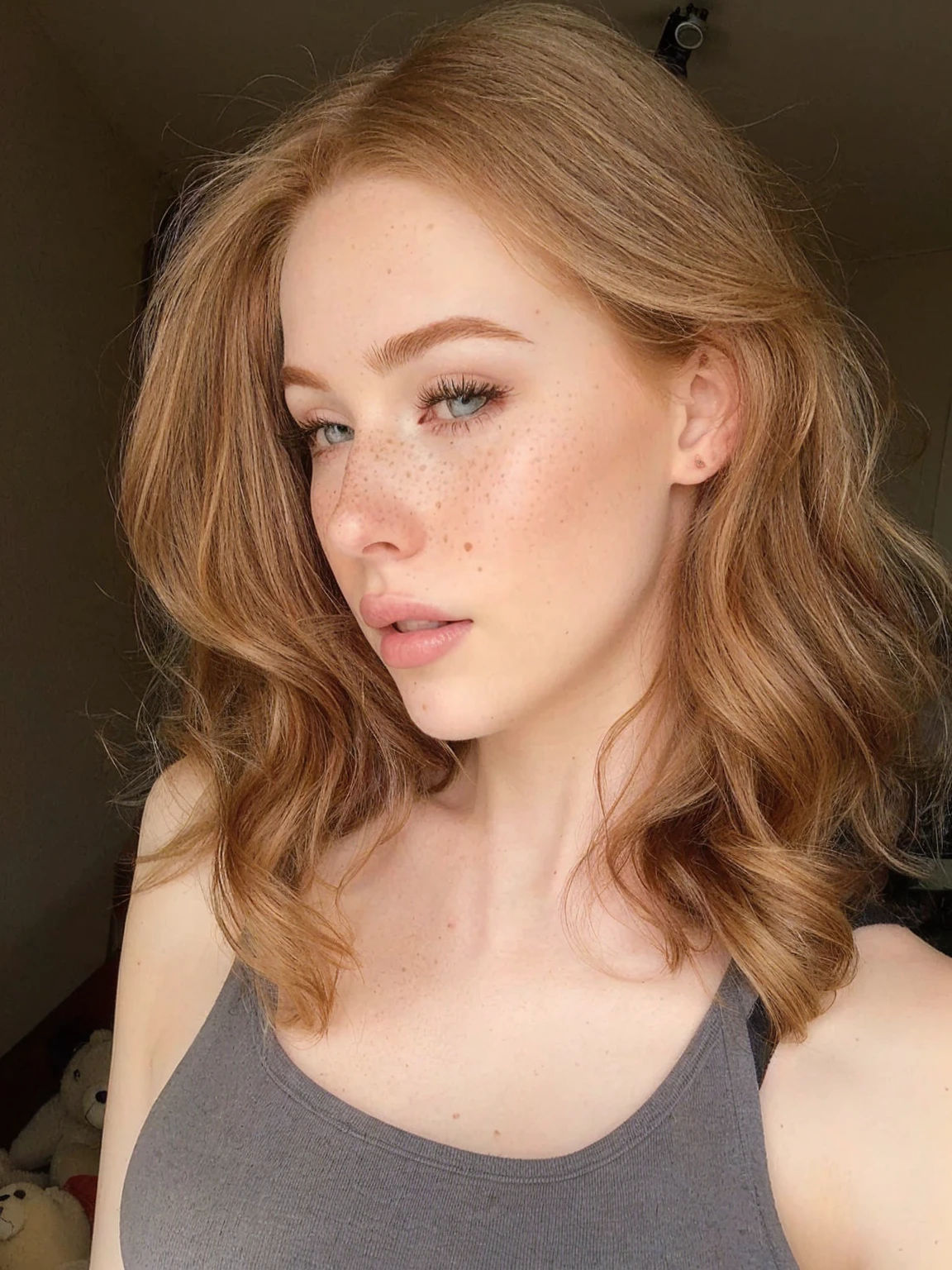 there is a woman in a gray t-shirt and a brown teddy bear., light beautiful pieces, light freckles, pale skin y brillante, pale skin y pecosa, pale skin suave natural, pale skin cabello rubio rizado, very light freckles, Perfect face ), 🤤 girl portrait, small pieces, beautiful pieces, con pale skin, pale skin, smooth and impeccable, red hair with freckles