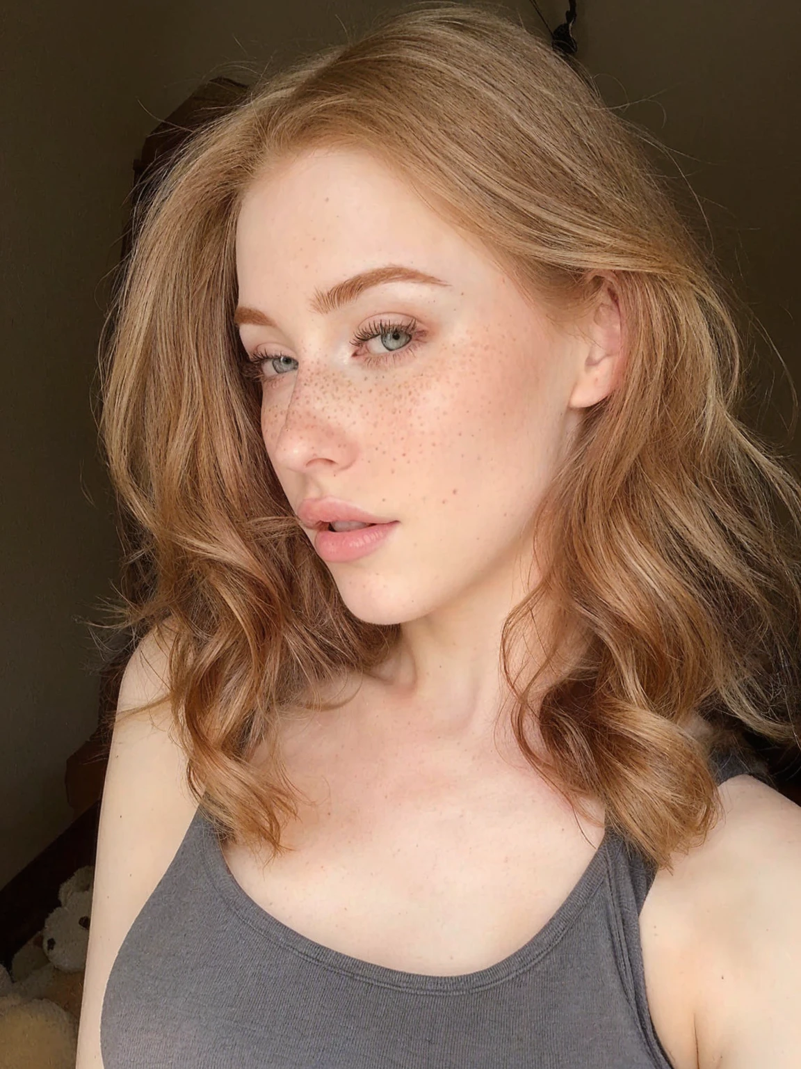 there is a woman in a gray t-shirt and a brown teddy bear., light beautiful pieces, light freckles, pale skin y brillante, pale skin y pecosa, pale skin suave natural, pale skin cabello rubio rizado, very light freckles, Perfect face ), 🤤 girl portrait, small pieces, beautiful pieces, con pale skin, pale skin, smooth and impeccable, red hair with freckles