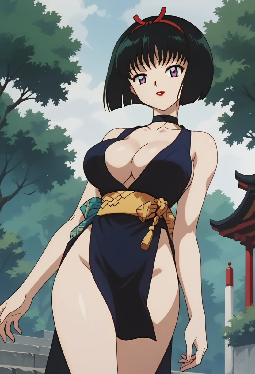 score_9, score_8_up, score_7_up, source_anime, best quality, masterpiece, rating_explicit, uncensored, 1990s (style), anime screencap, megami magazine, BREAK, SAKASAGAMINOYURA, 1GIRL, (large breasts:1.3), cleavage, BLACK HAIR, HAIR BAND, BOB_CUT, PURPLE EYES, CHOKER, SLEEVELESS, SHORT KIMONO, pelvic curtain, red lip, outdoors, looking at viewer, smile