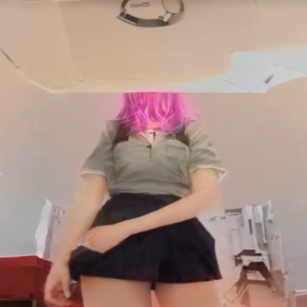 girl Wearing a very short skirt, about 5 centimeters long, and the skirt was torn.