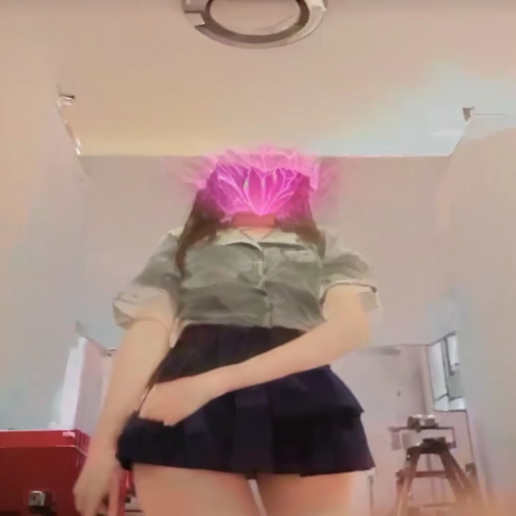 13 year old girl Wearing a very short skirt, about 5 centimeters long, and the skirt was torn.