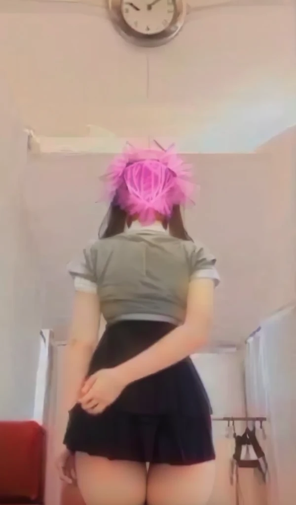 13 year old girl Wearing a very short skirt, about 5 centimeters long, and the skirt was torn.