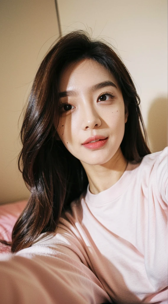 Woman looking at camera、Beauty、no makeup、No makeup、Take a selfie with your phone、close up of face、influencer、Instagram、on the bed
A photo of a woman, brown straight hair, hair between eyebrows, brown long hair, mole on left cheek, white shirt, pink long pants. Pink lips. Veri beautiful woman, smile, 