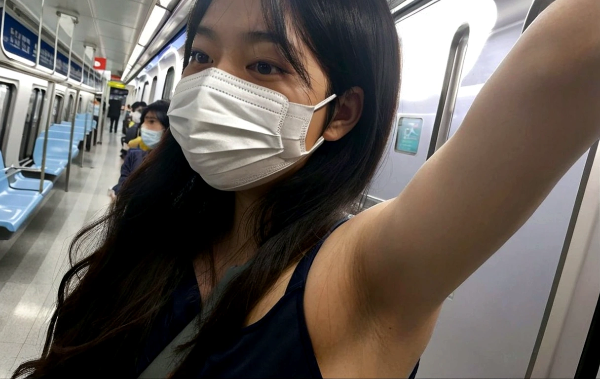 A masked Al-Afed woman on a subway train, Wear a mask, A surgical mask to cover the mouth, Inside the train, Wearing a mask, Selfie taken at a straight angle, Armpit