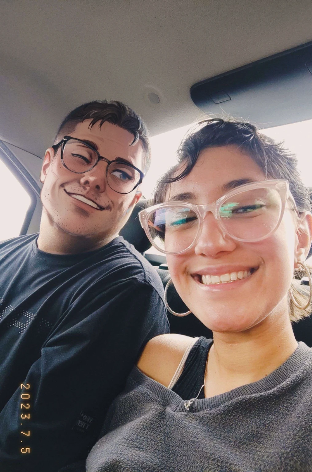 score_9, score_8_up, score_7_up, score_6_up, score_5_up, score_4_up, wh33z13, 2people, sitting in a car, smilling for câmera,