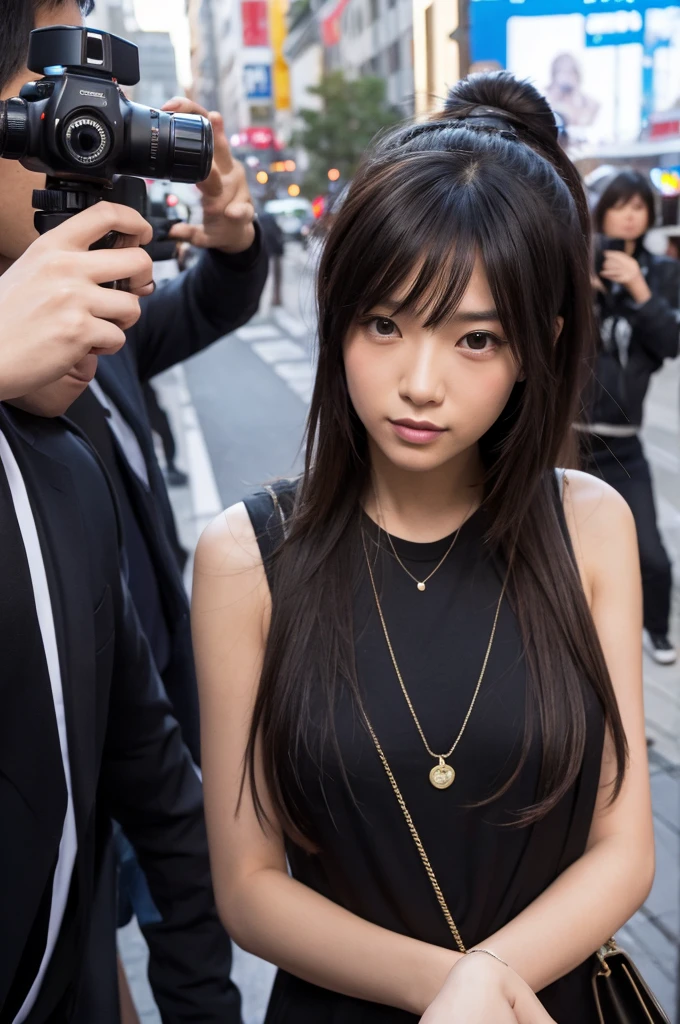 photo paparazzi d'une belle jeune fille, belle fille de 25 ans, cheveux brun clairs complexes, faire la moue, en sueur, sunny, dripping, leaning back, 8K,best quality, head of'artwork, ultra haute résolution,