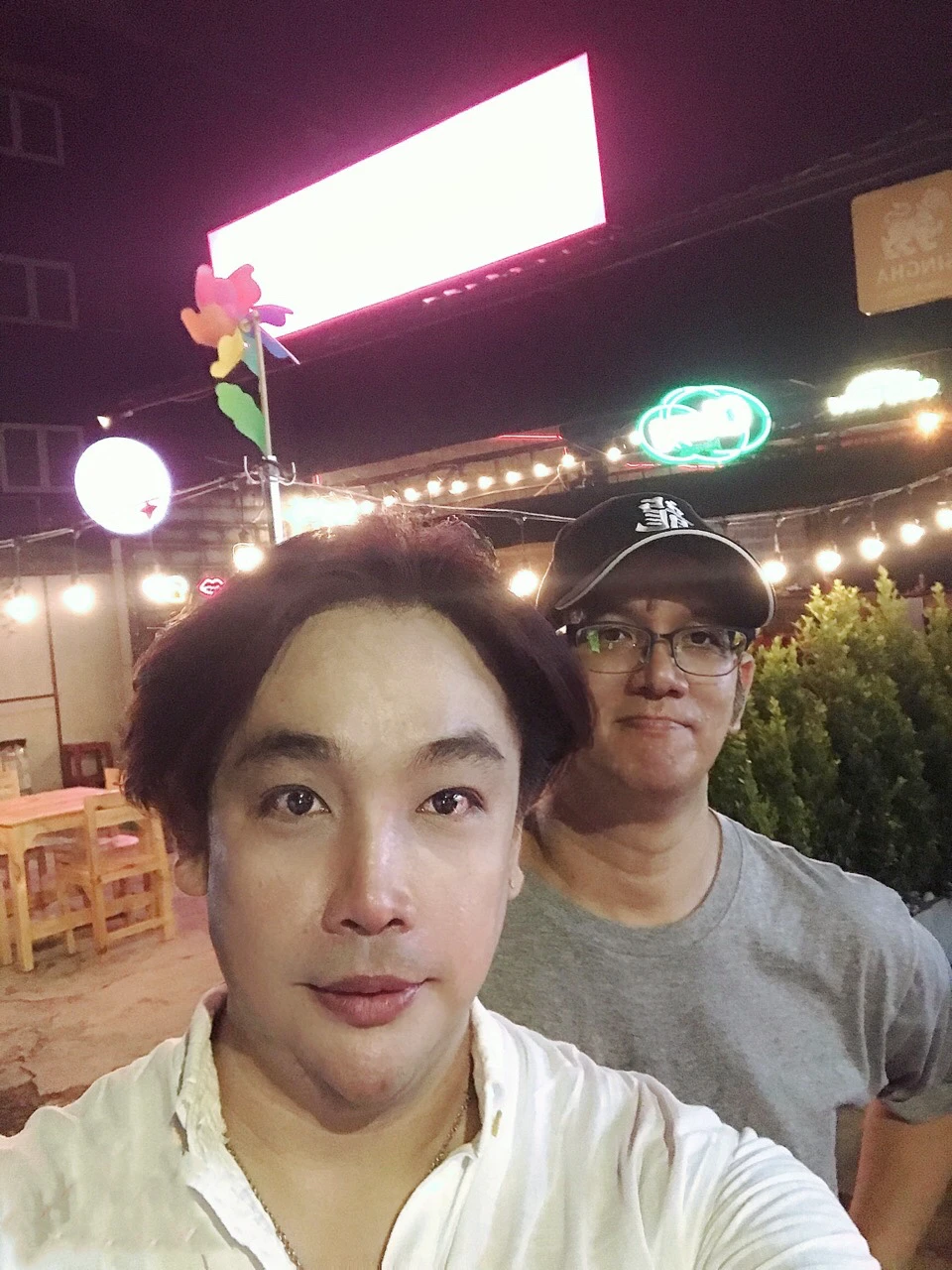 Change the background to Yaowarat like Lisa.