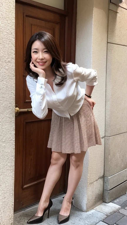 Highest quality、masterpiece、Ultra-high resolution、(Realistic:1.4)、Downtown Tokyo、woman、Standing woman、(((Leaning forward))),Grin、beautiful woman、blouse、skirt、Handbags、High heels