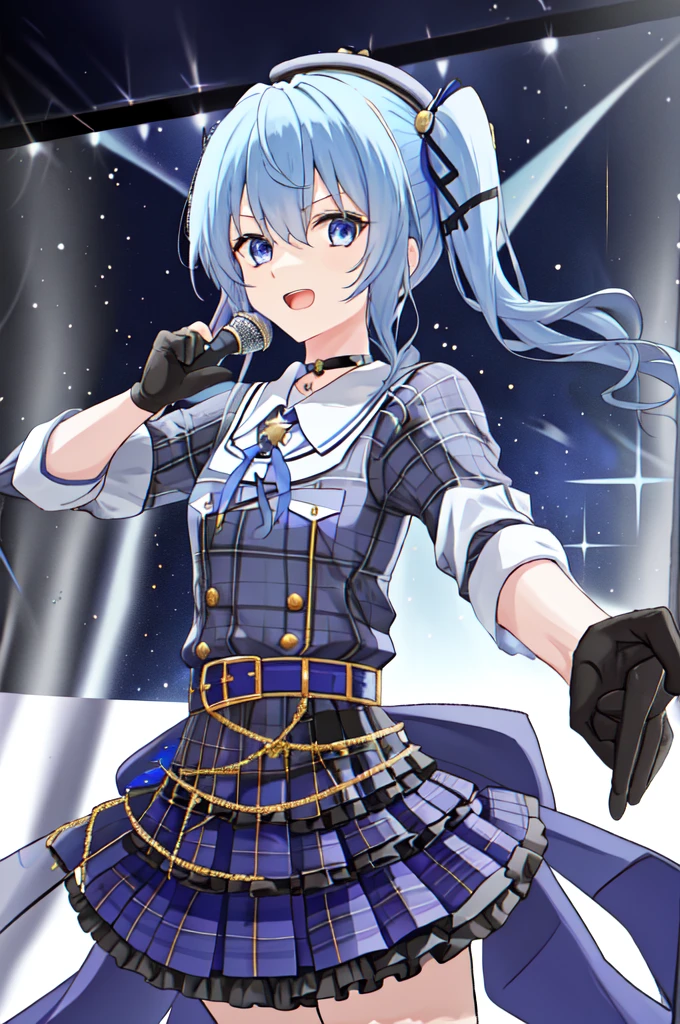 1 girl、Star Town Suisei、blue eyes、gloves、microphone、Blue Hair、Plaid、hat、choker、Open Mouth、Plaidのhat、Side Ponytail、beret、crown、skirt、黒いgloveicrophoneを持っている、部分的に指のないgloves、Plaidのskirt、shirt、Hair between the eyes、belt、ribbon、Pointing、microphoneスタンド、Long Shot