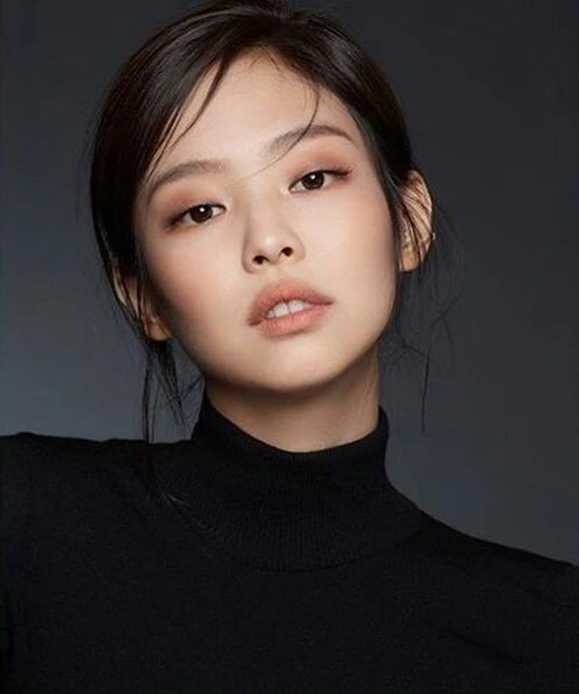 A woman in a black turtleneck sweater posing for a photo, Jennie Blackpink, Lee Ji-eun, Lee Ji - Eun, Heonhwa Choe, young adorable korean face, atriz da Coreia, Mulher sul-coreana bonita, linda mulher coreana jovem, Shin min jeong, mulher coreana jovem bonita, Parque Roseanne do Blackpink, Hwang SE - EM, Parque Ji-min