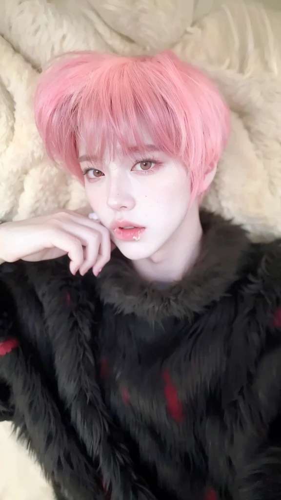 there is a young man with a pink wig and a pink bow on his head, inspired by Yanjun Cheng, linda garota with pink hair curto, inspired by Russell Dongjun Lu, kawaii realistic portrait, cai xukun, park Jimin, non-style artwork by guweiz, with pink hair, drainage gang bladee, Jimin, yanjun chengt