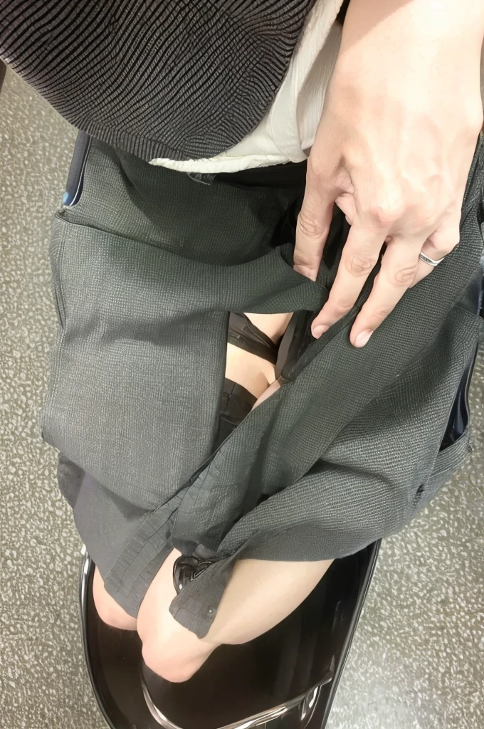 Lift up your skirt、Showing panties、、Black Hair、Showing panties、Lift up your skirt、Pull up your skirt、Condescending expression、A look of contempt、School classroom
