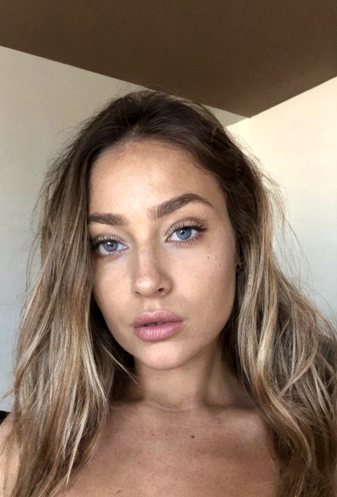 femme arafed avec débardeur et culotte assortis, fille sexy aux yeux marrons, portrait sophie mudd, cheveux blonds et grands yeux, Selfie d'une jeune femme, Augen dans la chambre, violette myers, sans maquillage, maquillage naturel, Regarder directement dans la caméra, Visage avec Artgram, maquillage subtil, Superbe photo de tout le corps, dans la chambre, Spaltung montrant sa chatte de beauté, hair is dark blond