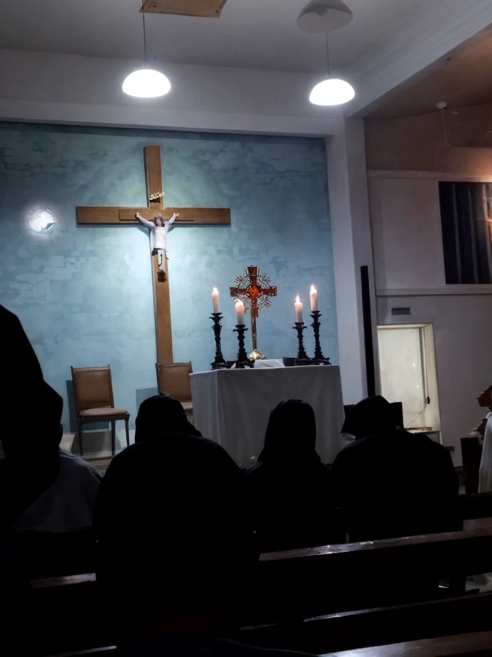 Highlight the cross and altar, highlight the monstrance.