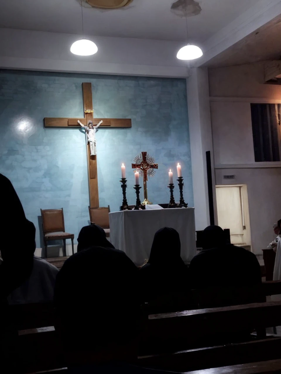 Highlight the cross and altar, highlight the monstrance.