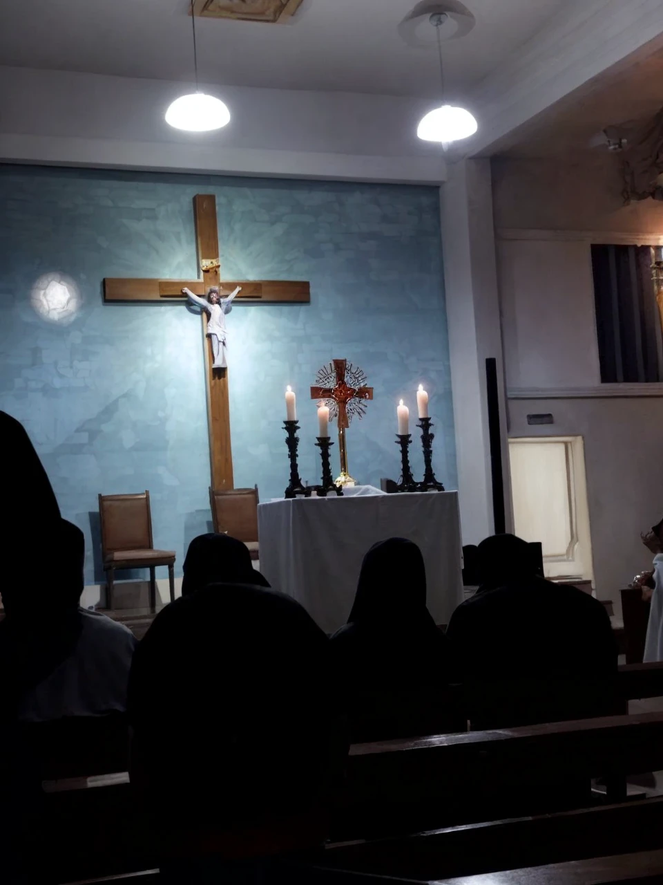 Highlight the cross and altar, highlight the monstrance.