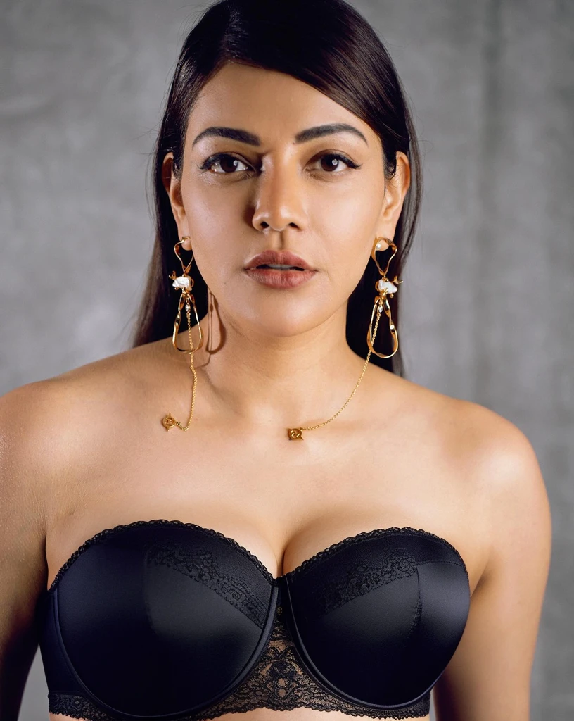 Black bra, strapless bra, designer bra, deep cleavage, big