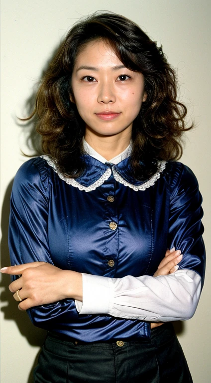 ((Highest quality, 8K, Pieces fly, Portraits: 1.3)), (Viewer Display), Photographic realism,  Sharp focus, alone, Japan Moro Islamic Liberation Front, beauty products,Wavy Hair, Wrinkles around the eyes, Accentuate your breasts, ((Big Tits Same:1.3))),，30 years old, curly, （(Pencil Skirt:1.0), (manhattan lace blouse:1.0)，Stand up on your own two feet：1.3）
