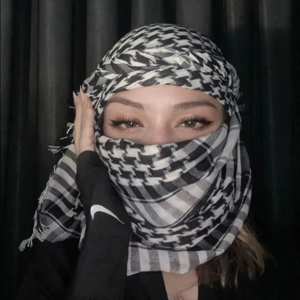 arafed woman wearing a black and white Bufanda and a black and white Bufanda, head Bufanda, face is wrapped in a black Bufanda, wearing a head Bufanda, cara cubierta, Bufanda, inspirado en Oka Yasutomo, bandana, with a cara cubierta, cara cubierta, patterned Bufanda, wearing a Bufanda, capturado en iphone, tomada en iphone 1 3 pro