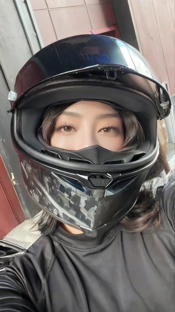 arafed woman usando un casco taking a selfie with her cell phone, usando su casco, usando un casco, casco puesto face, usando casco, montando una motocicleta,  jennie rosa negro, retrato de jennie de blackpink, hermosa joven coreana, imagen filtrada, kim jennie de blackpink
