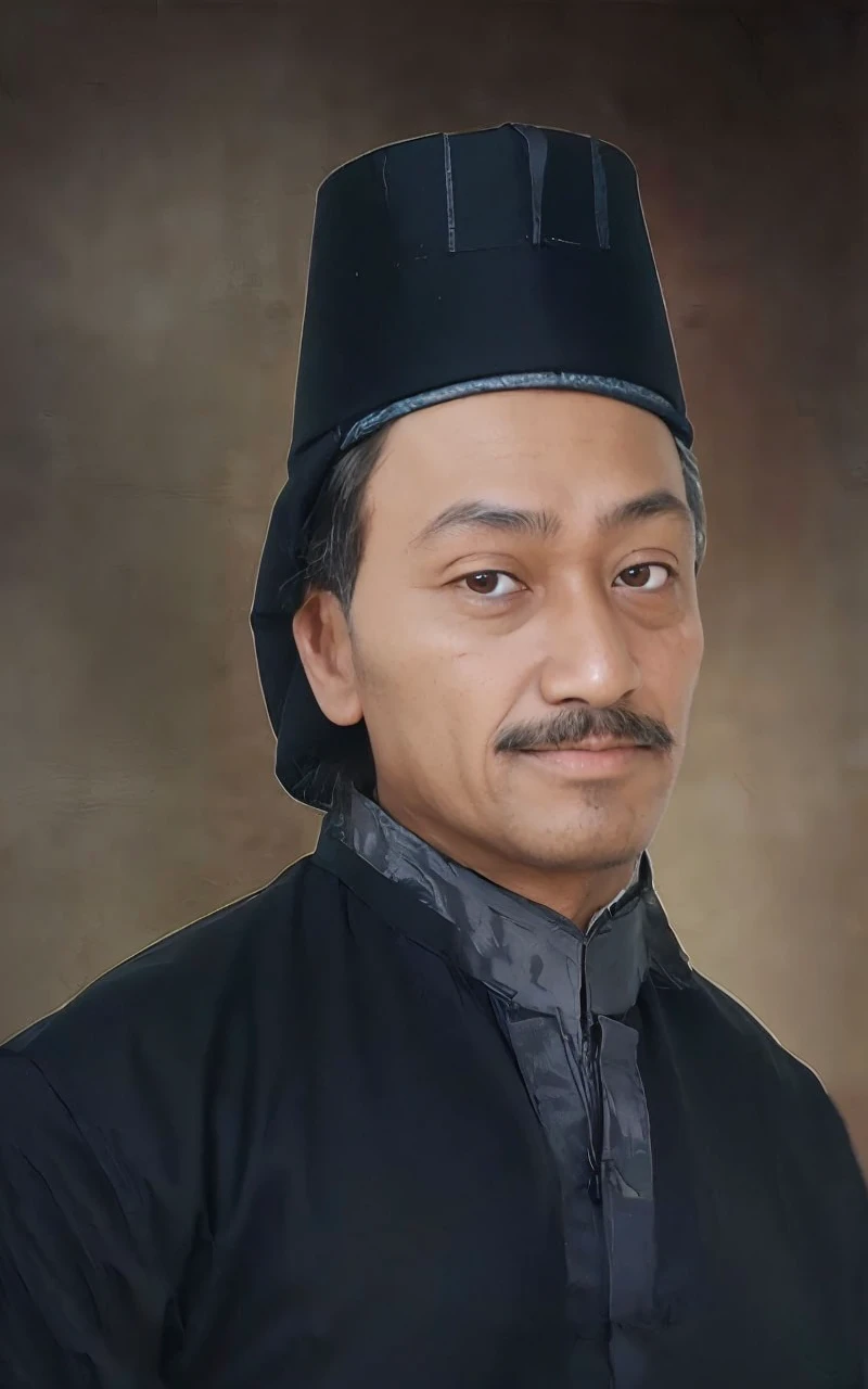Indonesian Muslim man, aged 40 years or over, wearing clothes with a Javanese king style, slightly wrinkled brown skin, thick mustache, thin upper lip, slightly thick lower lip, clear eyes, side view of the camera, very realistic HD image.