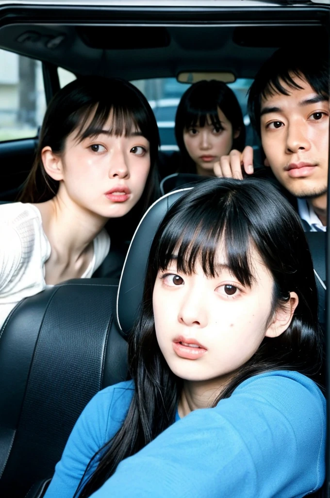 Looking shocked in the back seat of a car、Japan 25-year-old men、My bangs are down、Time is night