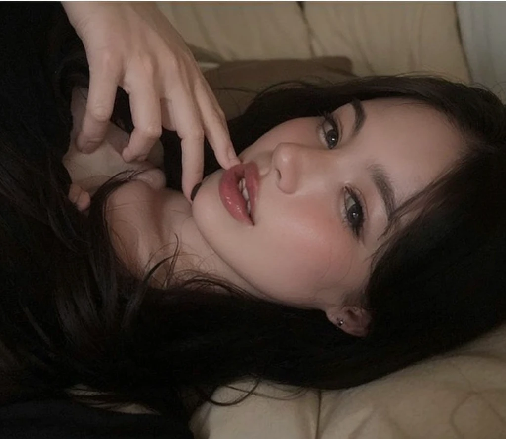 hay una mujer con un sujetador negro acostada en una cama, 18 years, sexy look at the camera, 2 4 year old female model, hermoso cuerpo y rostro detallados, 22 years, , pelo negro y ojos grandes, pale and light skin!!, she is about 2 0 years old, she is about 20 years old