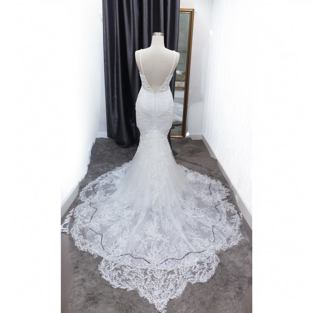 white room, gray carpet
