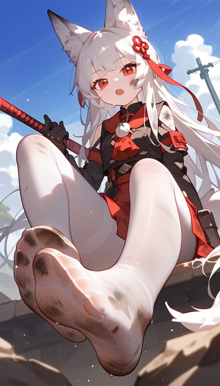 1 Girl,dirty,foot,foot底,Red Eyes,booobs,Solitary,Long hair,White hair,black gloves,foot趾,foot部焦点,Looking at the audience,sit,Sweat,Open your mouth,dirty foot,Keep,outdoor,Sky,Bangs,whitepantyhose,Fox ears,There's mud on the body,White clothes,kimono,Japanese style