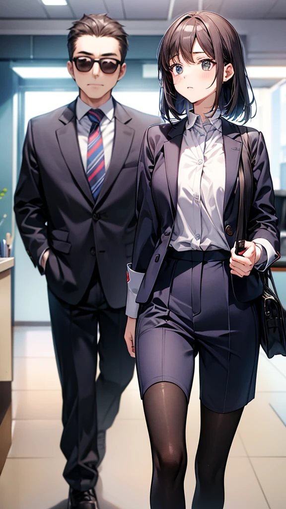 Casual jumper and slacks、A female student wearing knee-high socks plays Game &amp; Watch on her way to school。Next to him, a businessman is checking his electronic organizer.。