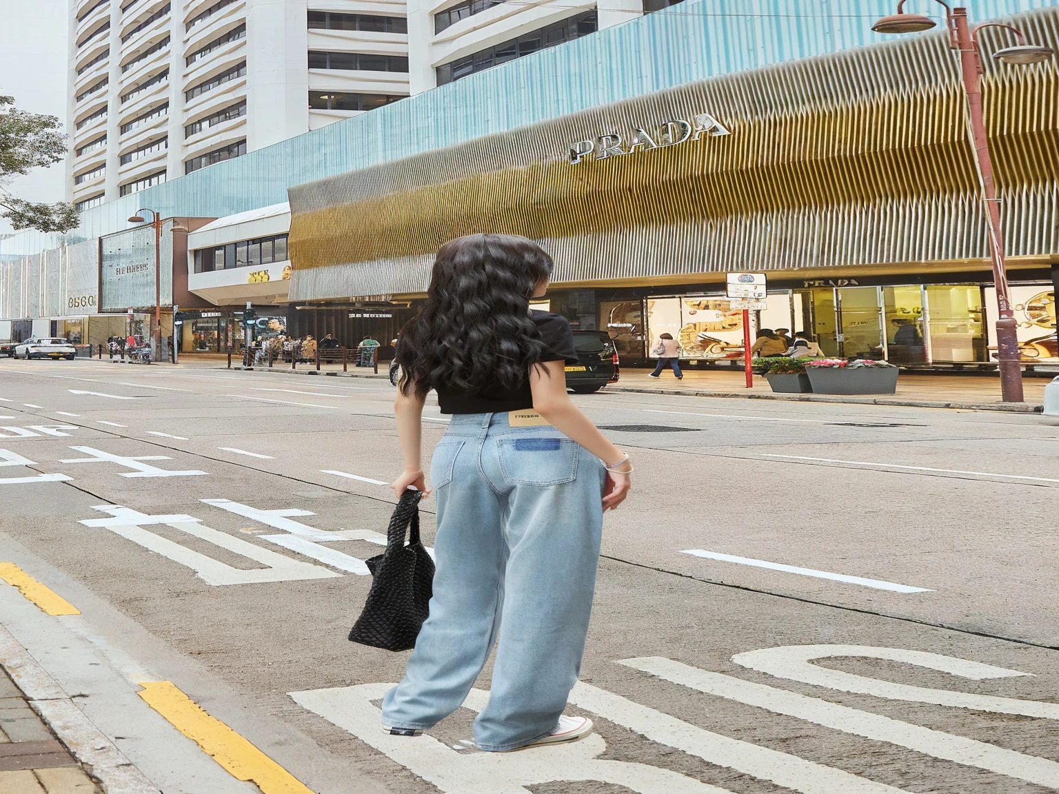 There was a lady standing on the roadside, standing in a city center, 站On the city streets, Baggy jeans, 站on the street, 站on the street, On the city streets, standing on the street, Standing on the corner, On the city streets, Wong Kar-wai style, Fashion, on the street, Woman in street clothes