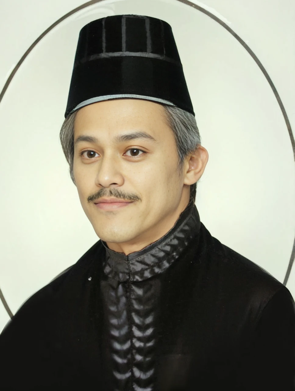 Indonesian Muslim man, aged 40 years or over, brown skin with a few wrinkles, wears very detailed Kanigaran type clothing from ancient Islamic kings, clear eyes, clean skin, long, slightly thick mustache, small sharp nose, thin lips, very realistic image. Quality HD.