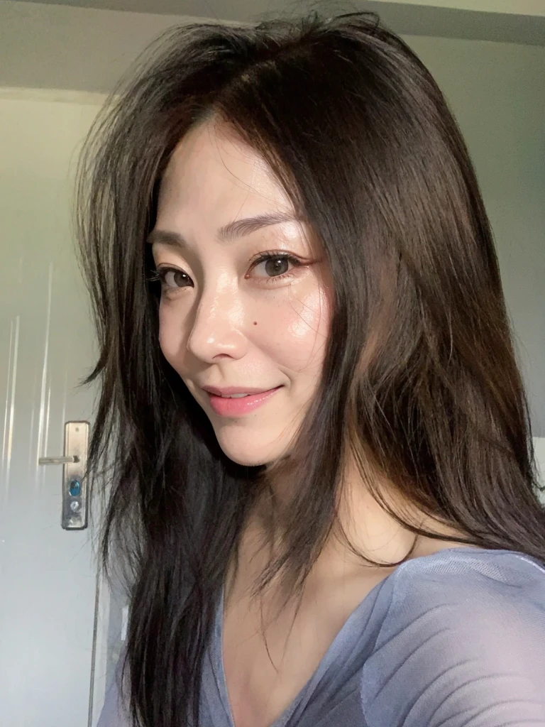 High resolution, High resolution, High detail, masterpiece, Rough skin, Anatomically correct, sharp,((Japanese Mature, 45 years old)), alone, ((Facial wrinkles)), (((Detailed face、Fair skin、The face is faithful to LoRA))), Smile and look forward