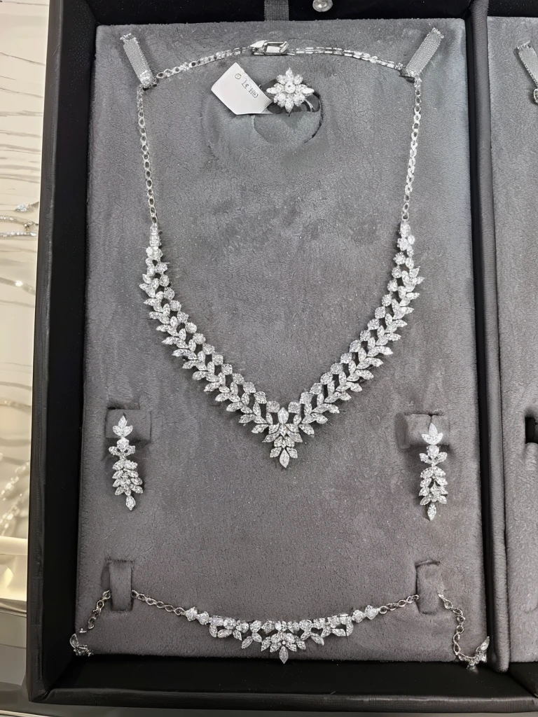 Based on the picture, a new set of luxurious necklaces and earrings, bracelets, rings, silver jewelry, silver necklaces, platinum jewelry, exquisite sets, silver jewelry, necklaces for display! 1 6k, 16k, gold and silver jewelry, diamond necklaces