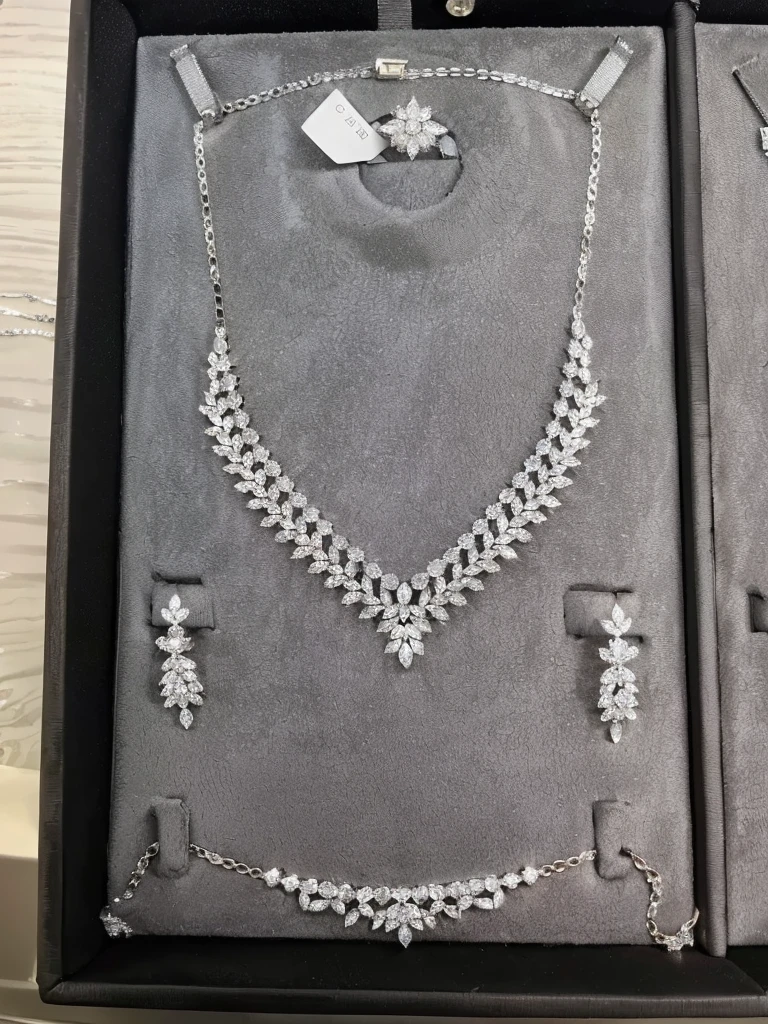 Based on the picture, a new set of luxurious necklaces and earrings, bracelets, rings, silver jewelry, silver necklaces, platinum jewelry, exquisite sets, silver jewelry, necklaces for display! 1 6k, 16k, gold and silver jewelry, diamond necklaces