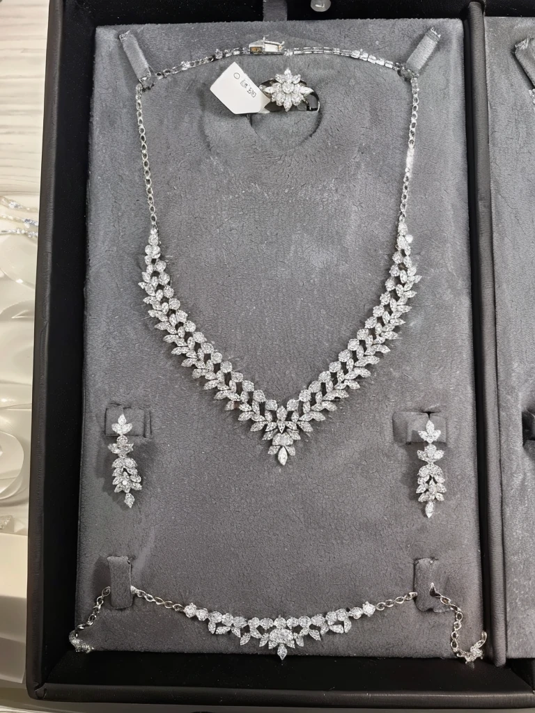Based on the picture, a new set of luxurious necklaces and earrings, bracelets, rings, silver jewelry, silver necklaces, platinum jewelry, exquisite sets, silver jewelry, necklaces for display! 1 6k, 16k, gold and silver jewelry, diamond necklaces