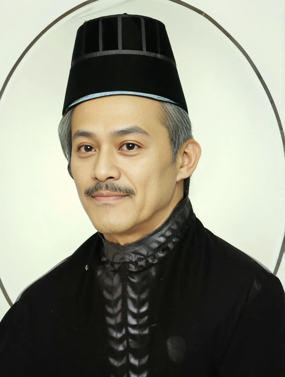 Indonesian Muslim man, aged 40 years or over, brown skin with a few wrinkles, wears very detailed Kanigaran type clothing from ancient Islamic kings, clear eyes, clean skin, long, slightly thick mustache, small sharp nose, thin lips, very realistic image. Quality HD.