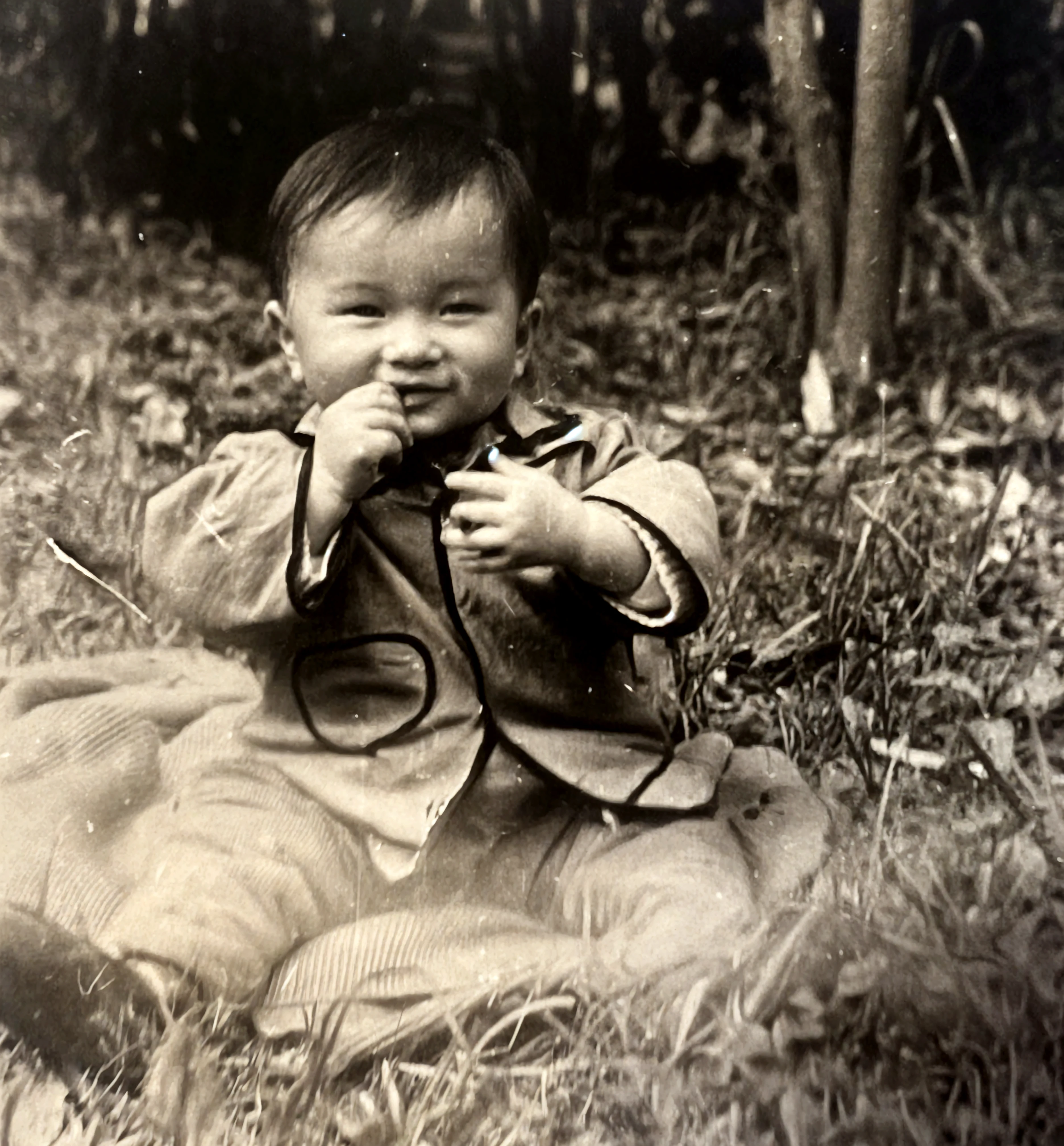 Arafed image of a boy sitting in a chair with his hands in his lap., Small children, Inspired by Nam Gye-u, Jimin, Ji Yoon Chae, Traditional portrait, taejune kim, portait image, Kim Jung-ki, Classic portraits, baby, Kim Jong-ki, lad, Yu Li Ban, korean artist, Add realistic details to the hands and feet. Children&#39;s natural skin color,