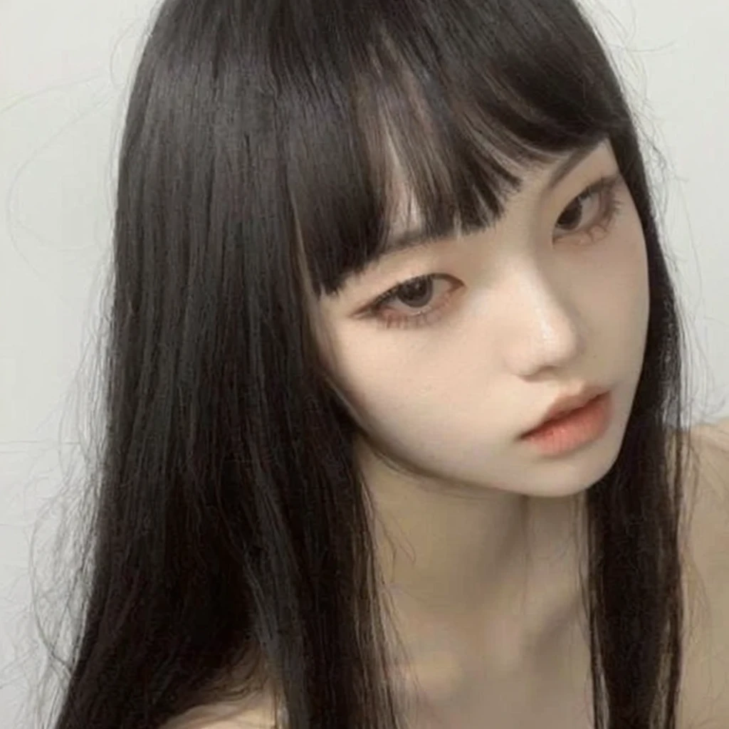 Korean girl with long black hair, straight and with bangs. Ulzzang girl with gothic style and soft face. He has black hair with bangs and pale skin.. gothic korean ullzang.
