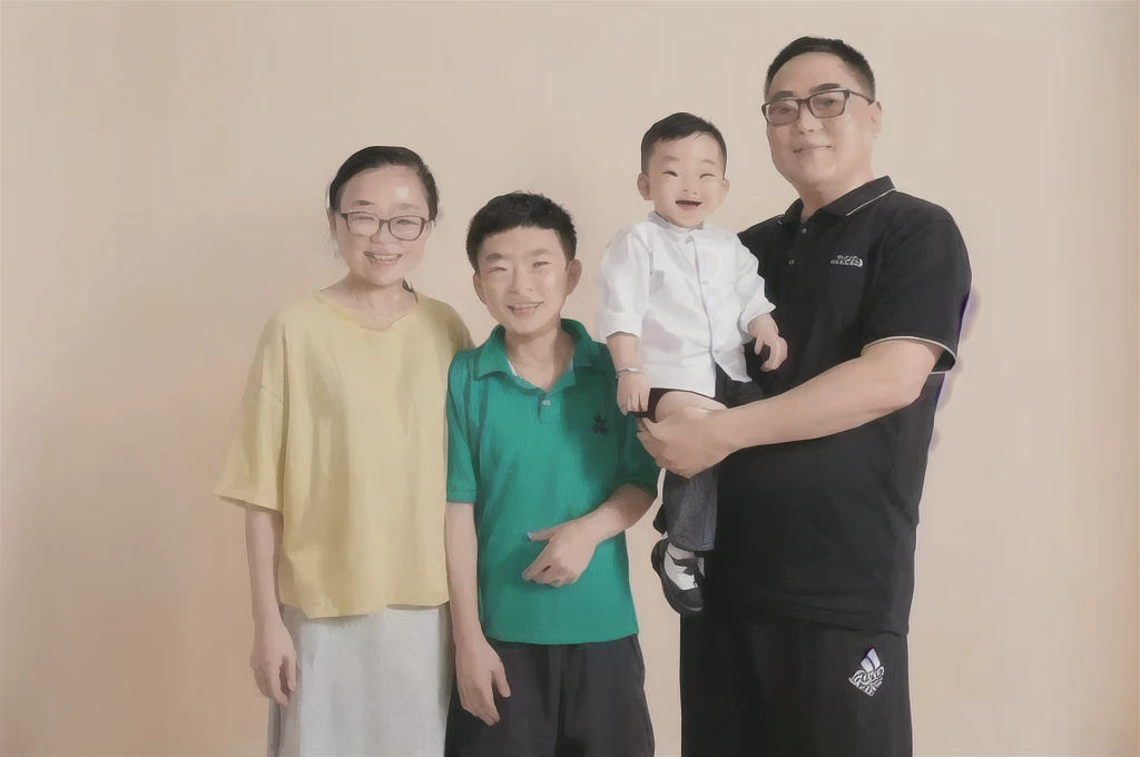 Three people standing together,Holding a baby in arms, 产品介绍photo, happy family, Family Photography Portraits, photography, jinyiwei, lifestyle, li zixin, yanjun chengt, Family portrait, High quality portrait, 全身photo, photo拍摄, nanquan, wei wang, Husband, wife, son, Cheng Man Kit, photo