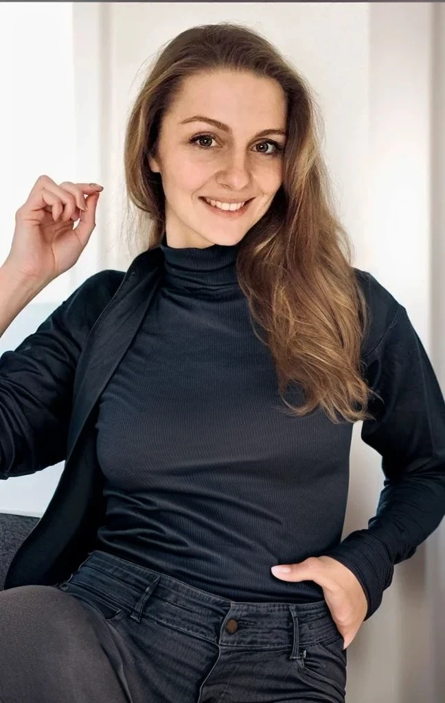 Flat body, high quality, slim body, a woman with no chest, jeans, no wrinkles in clothes