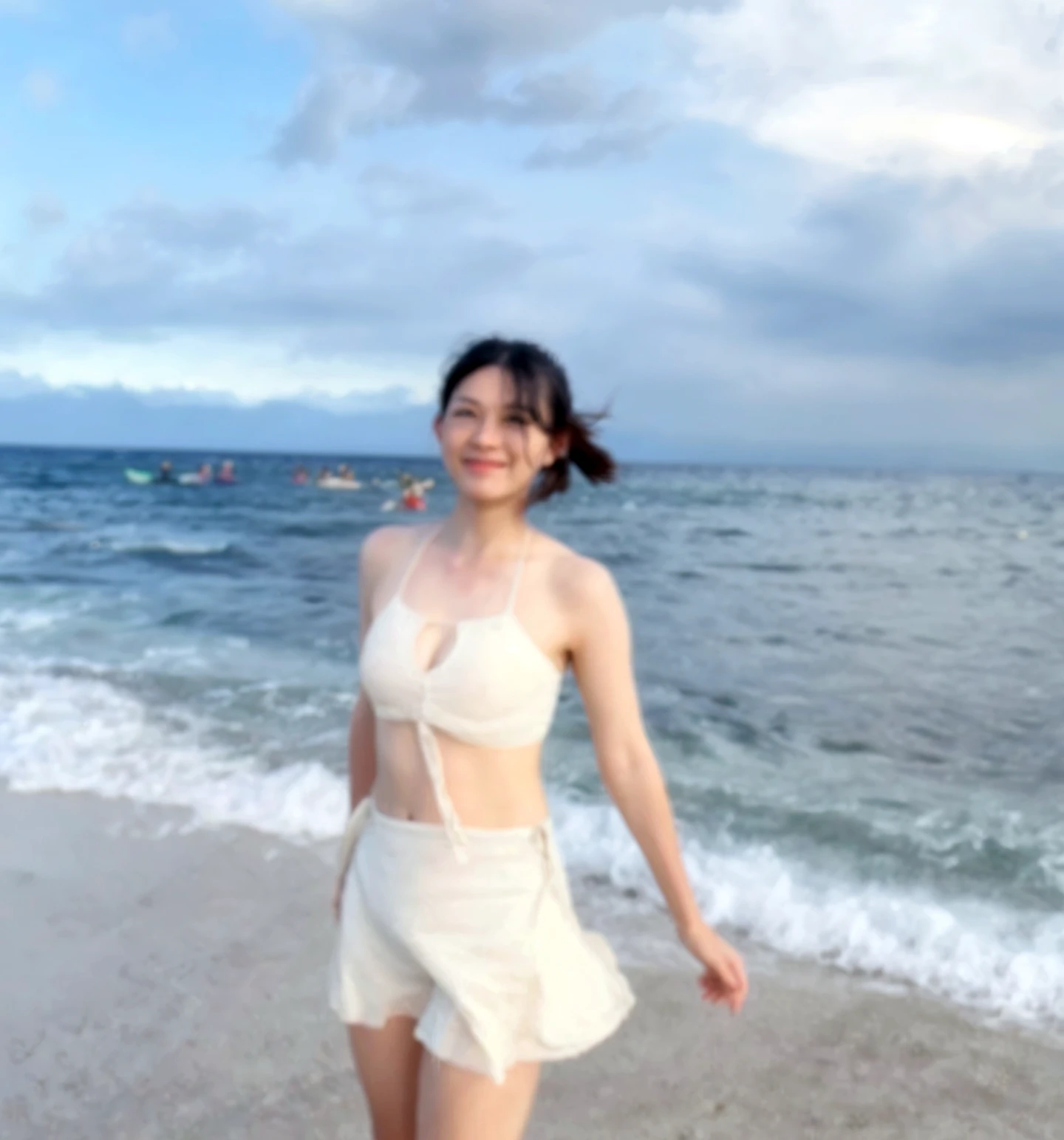 A 20-year-old as cute as a 15-year-old idol、Smiling Kindly、Medium size chest、Cleavage、Stroll along the sandy shores of this beautiful beach、Daytime、Full body portrait、Artistic、RAW Photos、Genuine、Genuine、realism、live-action、RAW Photoasterpiece、Highest quality