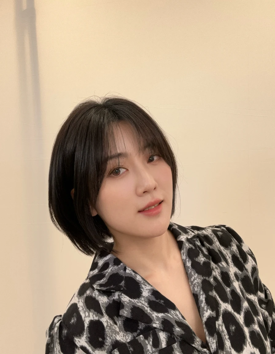 Best Quality, 8k, Masterpiece, (Portrait: 1.3), (photo realistic:1.4), (hyper realistic:1.4), Sharp Focus, looking at viewer, (smoother lighting:1.1), (increase cinematic lighting quality:0.9), realistic lighting, backlighting, light on face, ray trace, (brightening light:1.2), (Increase quality:1.4), sharp detail, (best quality real texture skin:1.4), finely detailed eyes, black_eyes, finely detailed face, 25 year old Korean woman
